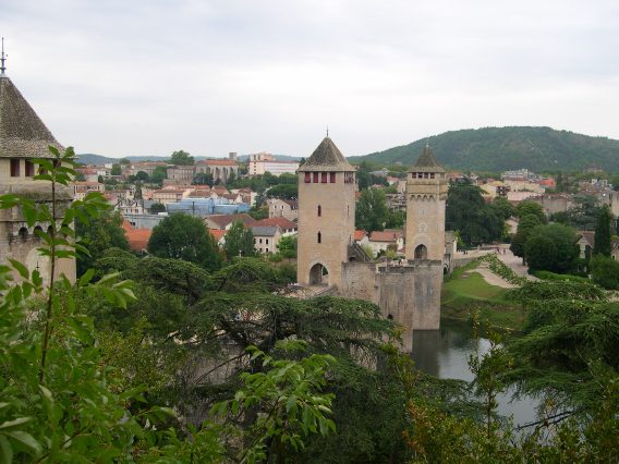  vue générale sur le pont Valentré et ses alentours